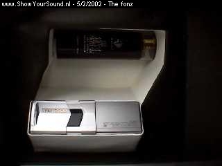 showyoursound.nl - The Fonz - the fonz - 22.jpg - De linkerkant met de condensator en de cd wisselaar. Er is alvast ruimte gehouden voor een eventuele tweede condensator. Mocht die ooit nodig zijn.